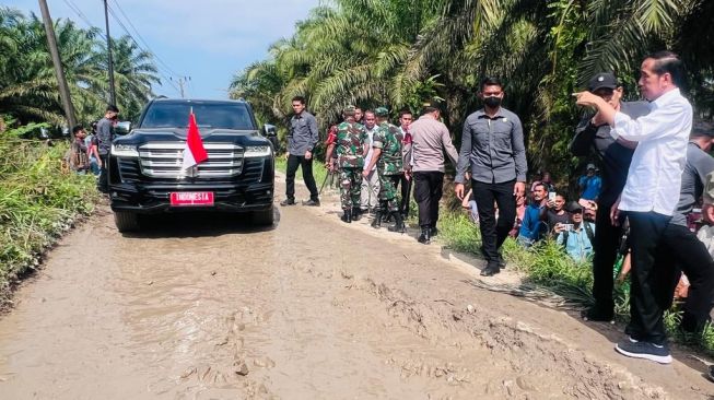 Parkir di Jalan Berlumpur, Jokowi Sentil Kepala Daerah Soal Infrastruktur