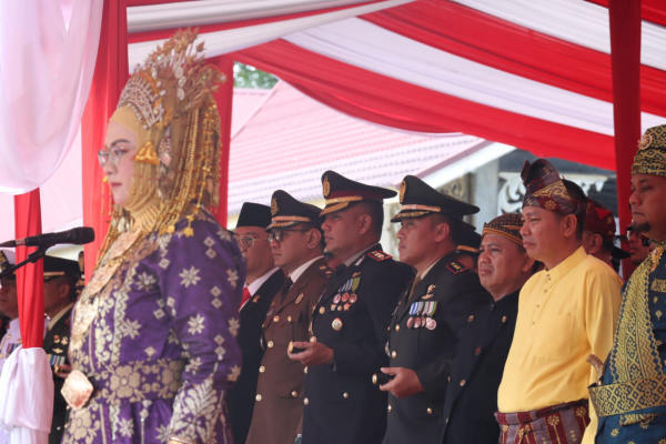 Bupati Afni Pimpin Upacara Pengibaran Bendera Merah Putih pada HUT ke-80 RI di Siak