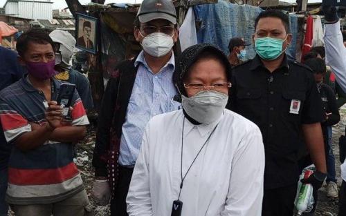 Risma Blusukan ke Pemukiman Pemulung di Kalibaru Jakarta