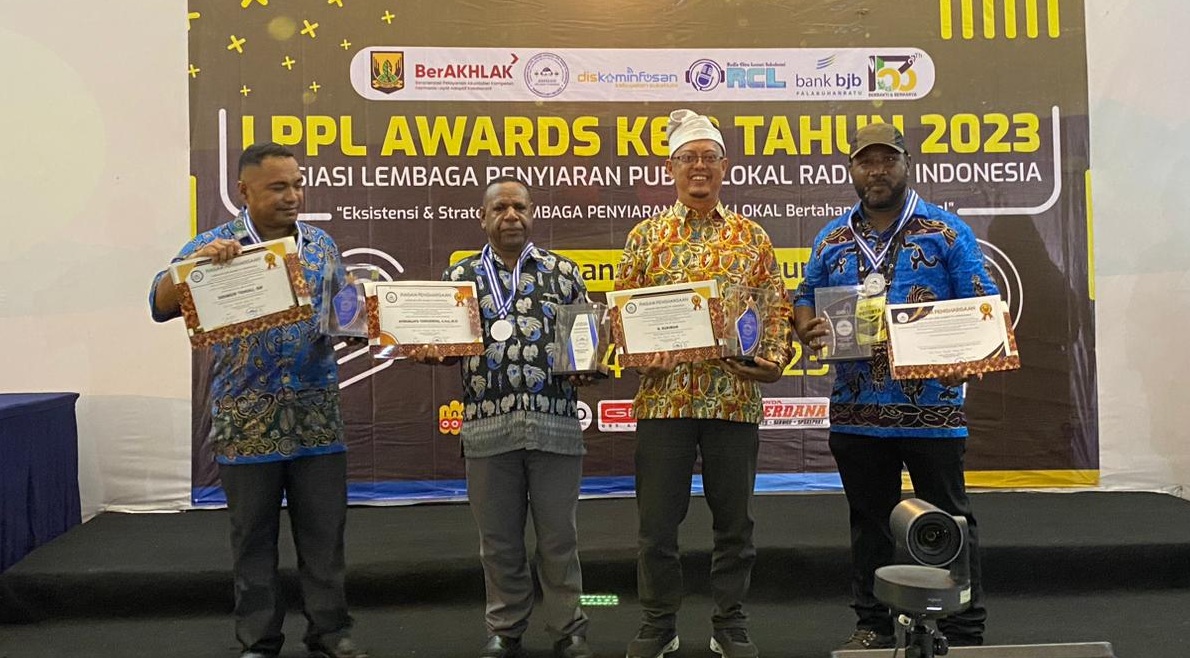 Rakornas dan LPPL Award ke 3, Bupati Rohul Terima Penghargaan Peduli Media Informasi