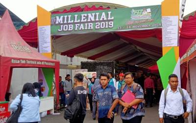 Ribuan Pencari Kerja Padati Halaman Stadion Kanjuruhan