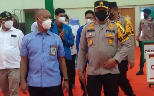 Polda Riau Tinjau Vaksinasi dan Pembagian Bansos di UIR