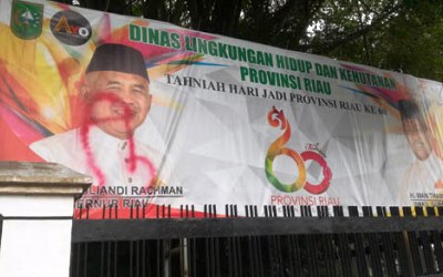 Gambar Baleho Gubernur Riau Dicoret jadi Tak Senonoh