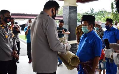 Kepala Suku Talang Mamak Beri Seekor Ayam ke Kapolres Inhu