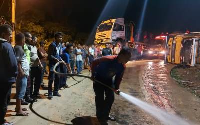 Truk Pengangkut Jeruk Terguling di Jalinsum Padang Sidimpuan