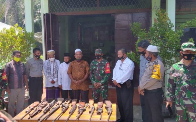 Warga Serahkan 14 Senpi Laras Panjang ke Polres Tapsel