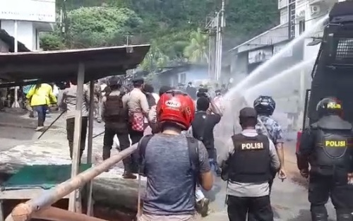 Papua Mencekam! Ribuan Warga Bentrok dengan Brimob 