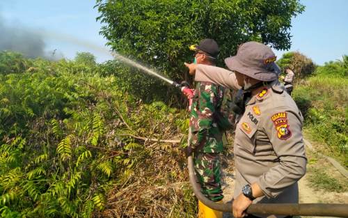 Kapolres Rohil Ikut Padamkan Karlahut di Palika