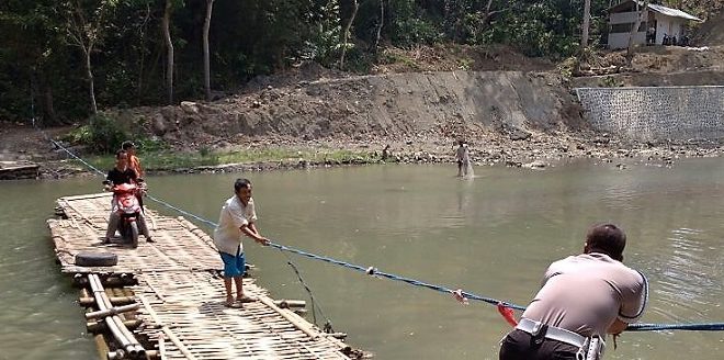 Tengok Aksi Heroik Polisi Bantu Seberangkan Warga