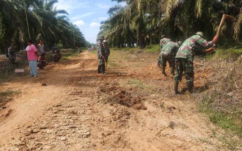 TMMD Kodim Bengkalis dan Warga Perbaiki Jalan Muara Basung