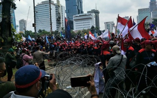 Demo Buruh Ricuh, Massa Paksa Masuk Gedung MK 