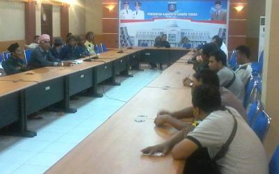 Puluhan Warga Selong Belanak Adukan Nasib Roy Pantai