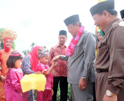 Bupati Inhil Hadiri Syukuran Pelantikan Kades Teluk Kabung Gaung