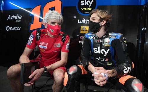 Adik Meredup di MotoGP 2021, Rossi Berikan Saran