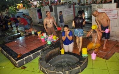 Ritual Hari Raya Imlek, Mandi di 7 Sumur Keramat