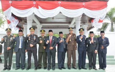 Wabup Kampar Hadiri Tabur Bungan Di Taman Makam Pahlawan