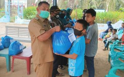 Anak Yatin dan Lansia Batang Pane II Terima Sembako