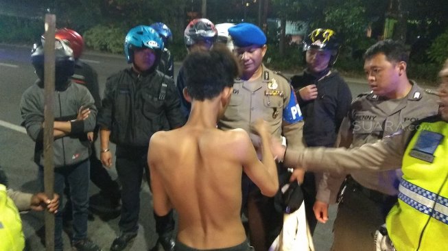 Tawuran Kelompok Bersajam Pecah di Tanah Gocap