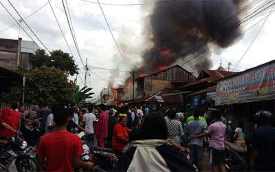 Puluhan Rumah dan Kios Jalan Karet Hangus Terbakar