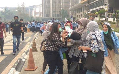 Mahasiswi Riau Pingsan Saat Demo di Tengah Kabut Asap