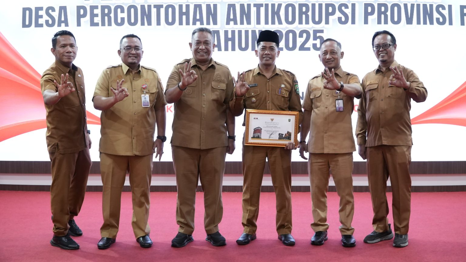 Di Dampingi Bupati Anton, Kades Pasir Luhur Terima Penghargaan dan Umrah Gratis Dari Pemprov Riau