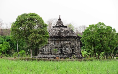 Indahnya Candi Banyunibo di Tengah Ladang Tebu