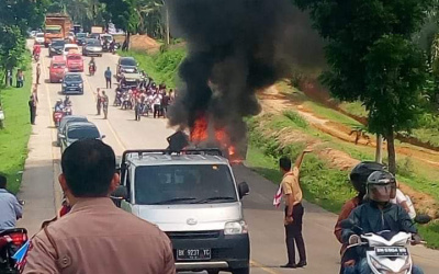 Mobil Sedan Terbakar di Jalan Lintas Sumatera - Asahan