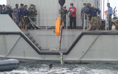 Kapal Crane Angkat Bagian Pesawat Sriwijaya Air