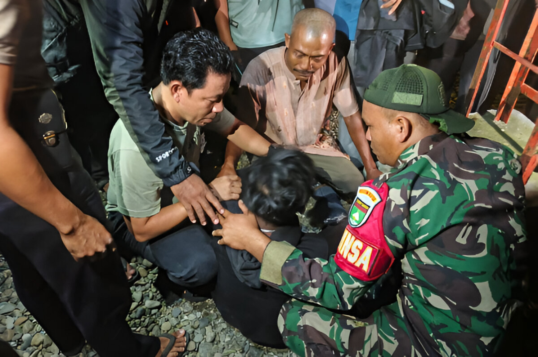 Geger, Pria di Ujung Batu Nekat Panjat Tower 40 Meter Gara-gara Patah Hati