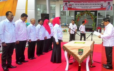 Bupati Sukiman Lantik Hj Peni Herawati Sebagai Ketua PMI 