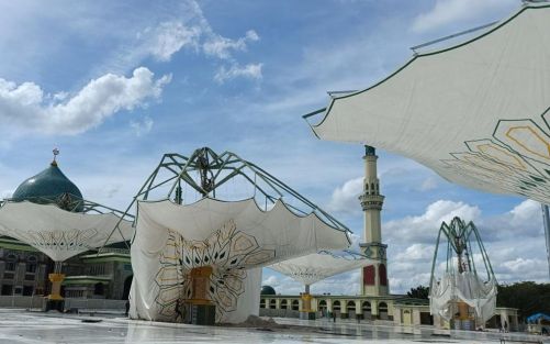 Dua Payung Elektrik Masjid Annur Pekanbaru Rusak Akibat Badai