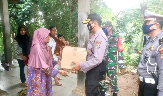 Covid–19, Kapolsek Tigaraksa Bagikan Sembako dan Makanan