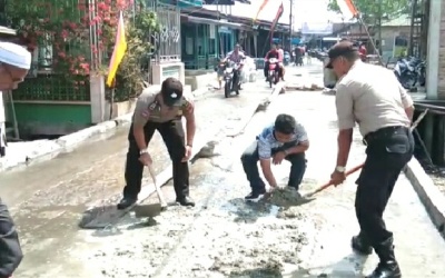 Polsek Panipahan dan Warga Tambal Jalan Berloang