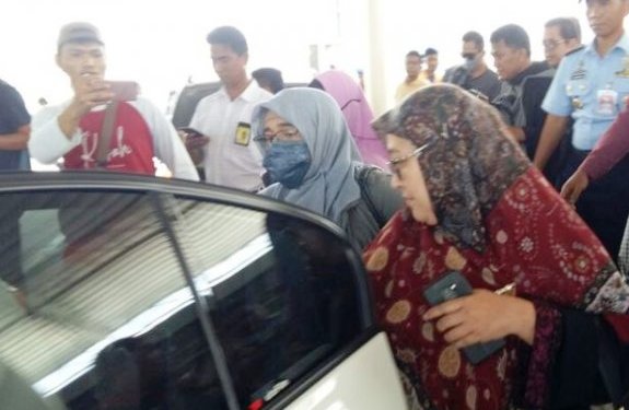 Dicegat di Bandara SSK, Neno Warisman Akhirnya Dipulangkan