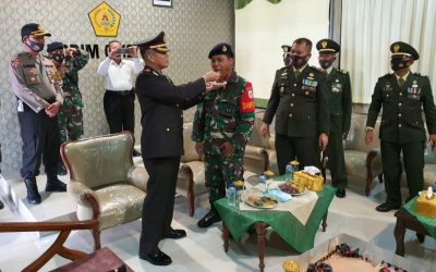 HUT TNI ke 75 : Kapolres Tapsel Sulangi Personil TNI