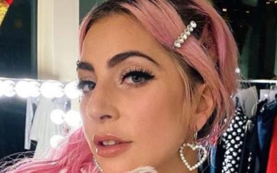Lady Gaga Luncurkan Stiker Dandan Lebih Simpel