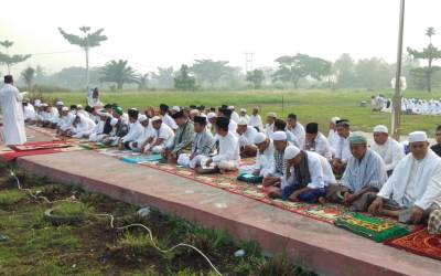 Masyarakat Gelar Sholat Istisqa di Halaman Kantor Camat Palika