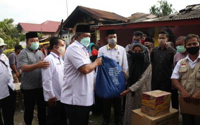 Bupati Siak Santuni Korban Kebakaran di Perawang Barat