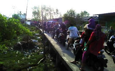 Antrian Panjang, Jalan Panipahan Darat Rusak Parah 