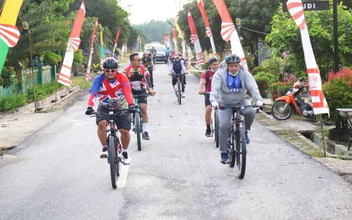 Bupati Siak Bersepeda Masuk ke Kampung Menyapa Warga