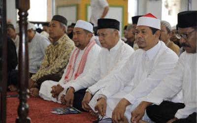 Plt Bupati Asahan Shalat Ied di Masjid Agung H. Ahmad Bakrie