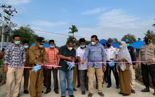 Bupati Irwan Resmikan Jalan Base Semukut-Kuala Merbau