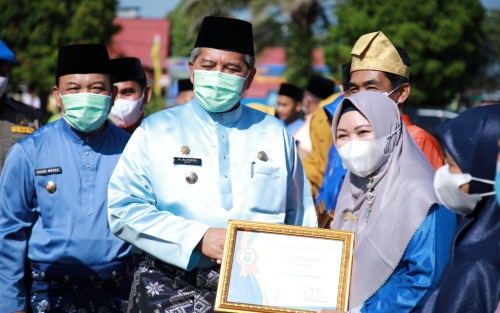 Bupati Alfedri Berikan Penghargaan Kepada Fasilitator Sekolah