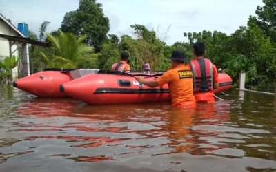 Basarnas Evakuasi Warga Korban Banjir Pekanbaru