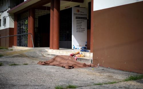 Covid-19 Ngegas, dari Meninggal di Jalan Hingga Tergeletak Depan Rumah