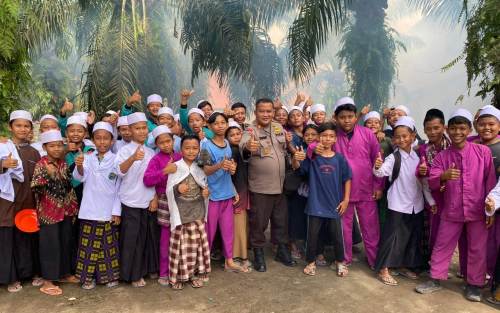 Hari Santri Nasional 2022, Polers Siak Fogging Pesantren di Bungaraya