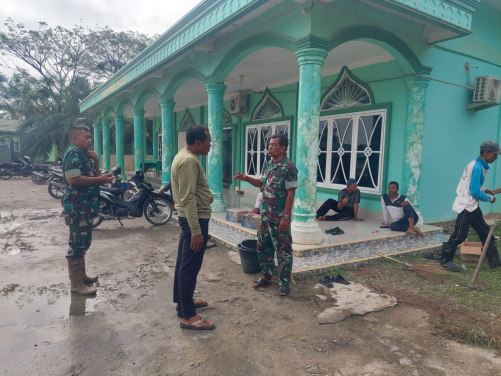 Sambut Ramadhan, Koramil 04/Kubu Gelar Gotong Royong di Masjid