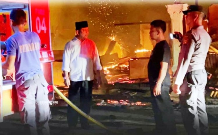 Kebakaran di Pekan Tebih, Wabup Rohul Turun Langsung Ikut Padamkan Api