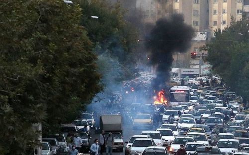 Demo Iran Pecah di 15 Kota Usai Kematian Wanita Berhijab Ditahan Polisi