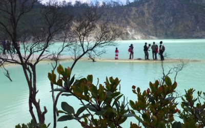 Tempat Angker Kawah Putih Ramai Dikunjungi Wisatawan